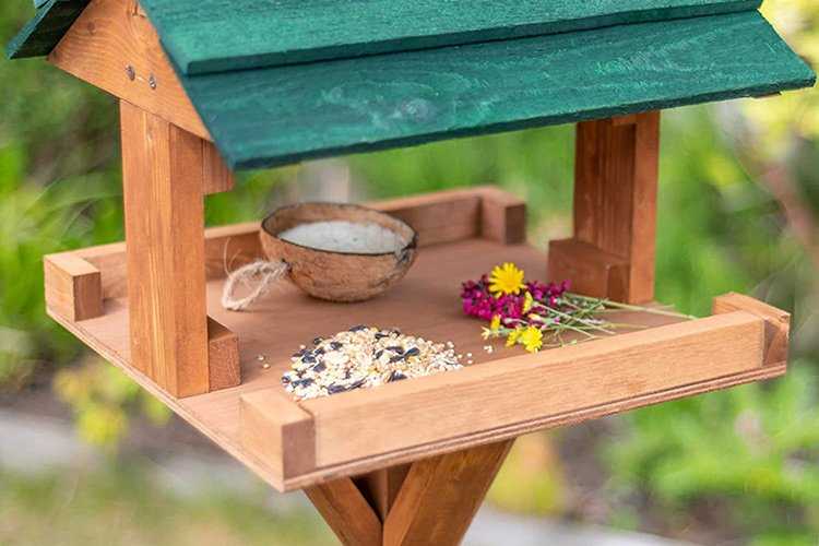 7 Best Wooden Bird Tables – 2023 Buyers Guide